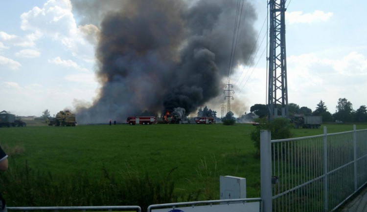 AKTUALIZOVÁNO: U Olympie vzplál kombajn a tři hektary obilí