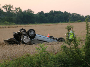 Pět lidí se nad ránem vracelo z diskotéky. Jejich auto skončilo na střeše, nepřežil dvacetiletý mladík