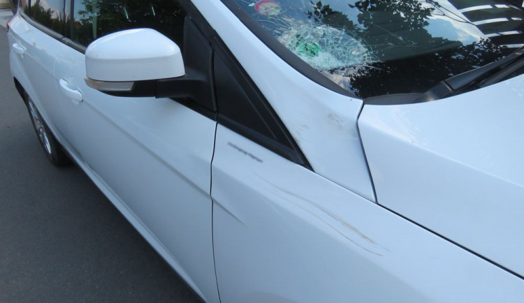 Cyklista narazil do zaparkovaného auta a ujel. Způsobil škodu za 30 tisíc korun