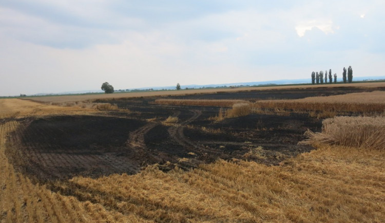 Hasiči evidují další požár kombajnu při žních, opět hořelo i pole s obilím