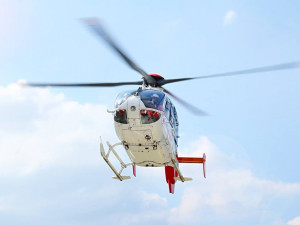 Muž se topil v zatopeném lomu, do příletu vrtulníku ho oživovali i lidé na břehu