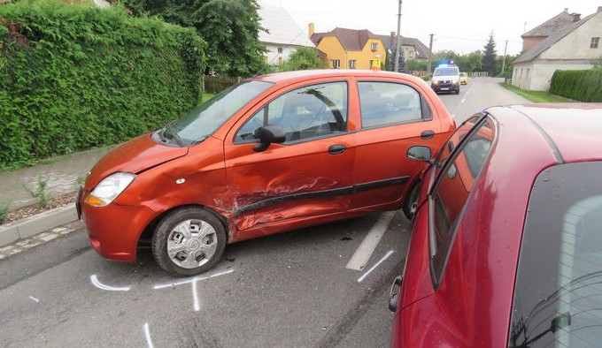 Postarší žena zavinila nehodu na křižovatce, nedala přednost v jízdě a řídila opilá