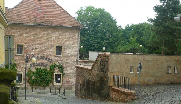 Oprava městské hradby, která odkryla staré kasematy, je u konce