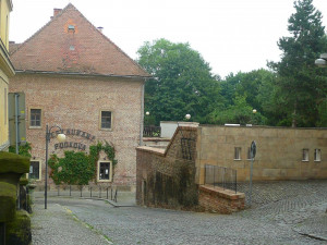 Oprava městské hradby, která odkryla staré kasematy, je u konce