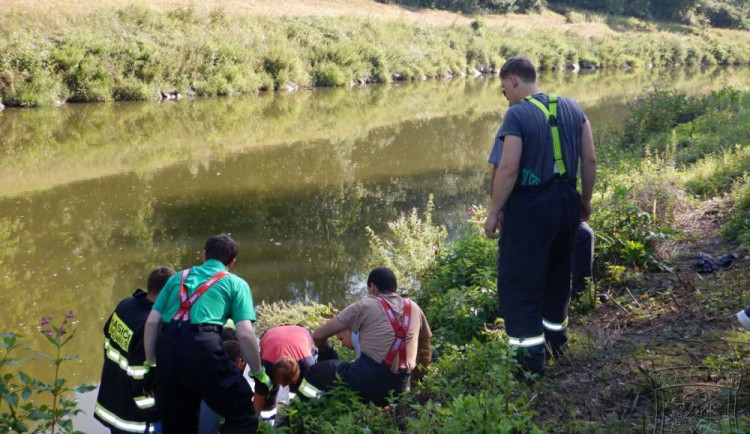 Noční lov se pro rybáře změnil v horor, na pomoc čekal osm hodin