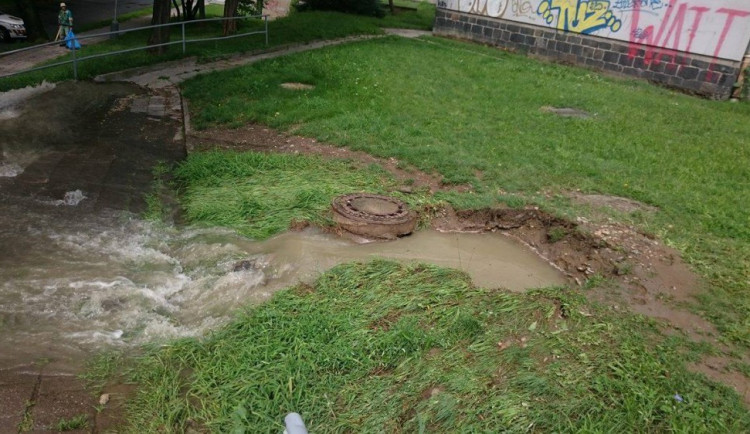 #drbnohled od Any: Myší díra pod Jeremenkovou ulicí je pod vodou, praskl tam vodovod