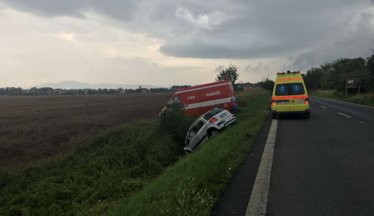 Řidička se svým autem sjela ze silnice a narazila do betonového mostku. Kolizi nepřežila