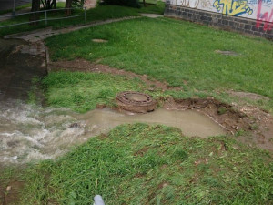 #drbnohled od Any: Myší díra pod Jeremenkovou ulicí je pod vodou, praskl tam vodovod
