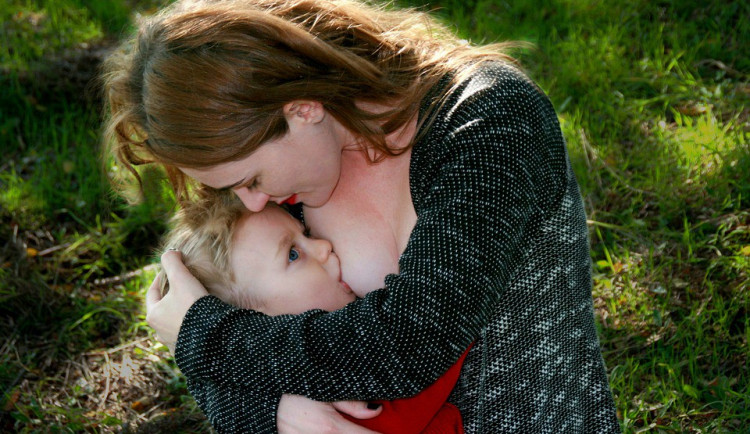 Kojící matky se budou fotit hromadně v parku. Součástí programu bude i seminář o kojení