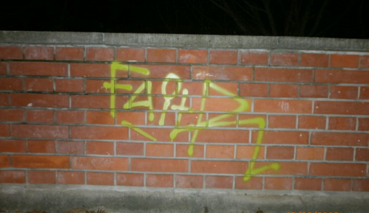Vandalové posprejovali zídku u Smetanových sadů, strážníci je chytili při činu