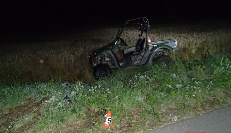 Po nehodě terénní čtyřkolky zůstaly na místě čtyři zraněné osoby