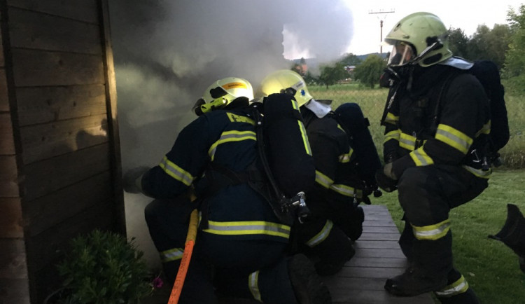 VIDEO: Ve Štarnově shořela v neděli večer zahradní chata