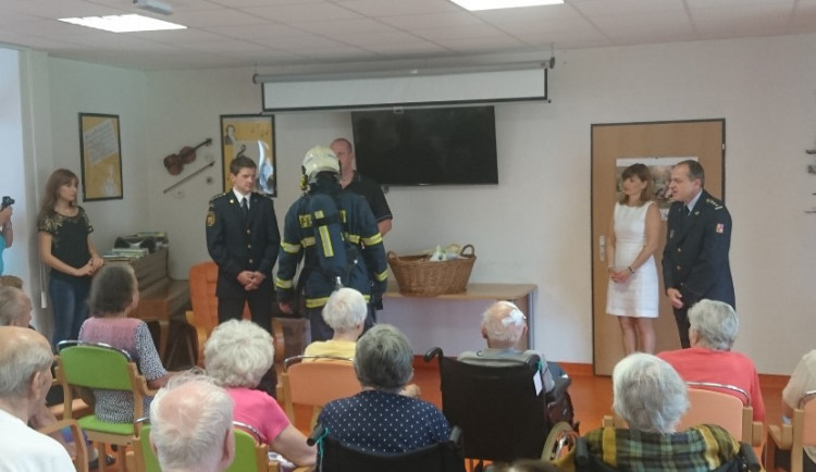 Senioři ušili plyšáky, které budou hasiči dávat dětem při požárech či dopravních nehodách