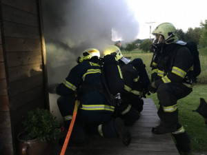 VIDEO: Ve Štarnově shořela v neděli večer zahradní chata