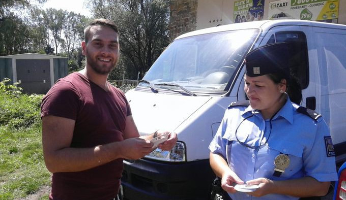 Auto není trezor. Policisté kontrolovali na Poděbradech přítomnost cenností v uzamčených autech