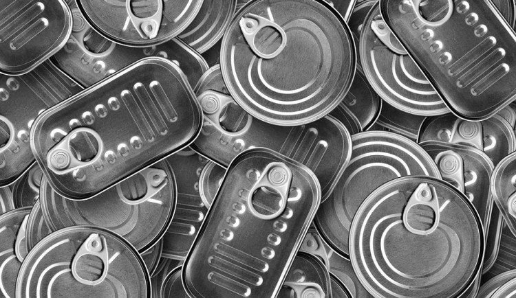 Milovníci tuňáka? Zloději si odnesli z olomouckého supermarketu najednou skoro 40 plechovek