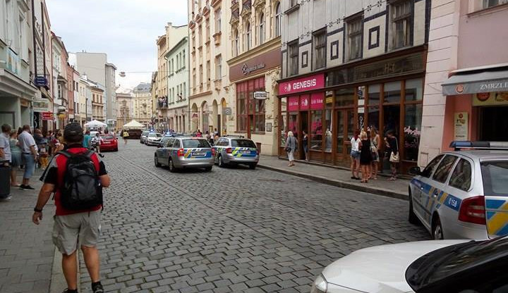 Na Tř. Svobody se rozhořela bitka mezi dvěma rodinami, jednoho muže odvezla sanitka