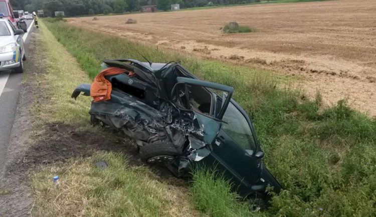 U Černotína se ve vysoké rychlosti srazila tři osobní auta