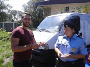 Auto není trezor. Policisté kontrolovali na Poděbradech přítomnost cenností v uzamčených autech