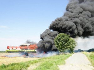 Oheň na polích s obilím. Při sklizních dnes hořel další kombajn, škoda činí 7 milionů korun