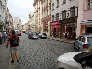 Po bitce začali někteří účastníci utíkat směrem do Riegrovy ulice Barvířskou ulicí a podle čtenáře zaběhli do domovních dveří vedle vchodu do drogerie DM
