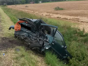 U Černotína se ve vysoké rychlosti srazila tři osobní auta