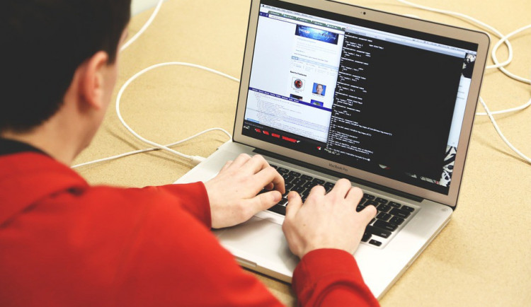 Hacker se dostal na stránky obce, na čas zobrazovaly vulgarismy a pornografii