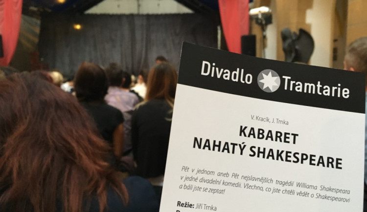 REPORT: Nahatý Shakespeare Divadla Tramtarie vyvolával na nádvoří radnice salvy smíchu