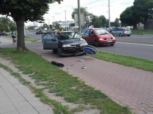 #drbnohled od Kristiána: U atletického stadionu srazilo auto značku a zůstalo stát na cyklostezce