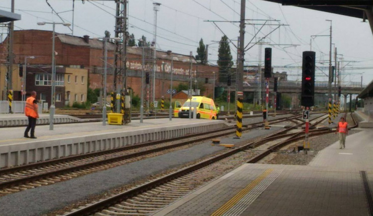 Na olomouckém vlakovém nádraží těžce zranil projíždějící vlak muže na nástupišti