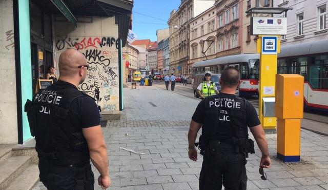 AKTUALIZOVÁNO: V Pekařské ulici v centru Olomouce se utrhl štít domu, došlo i ke zranění osob
