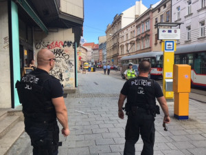 AKTUALIZOVÁNO: V Pekařské ulici v centru Olomouce se utrhl štít domu, došlo i ke zranění osob