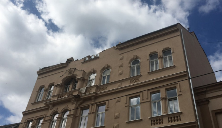 VIDEO: Přes Pekařskou od rána zase jezdí tramvaje, hasiči pracovali v domě až do noci