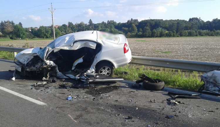 Řidič chtěl předjíždět v zatáčce, zaplatil za to životem
