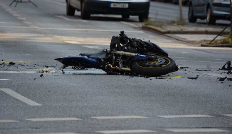 Motorkář spadl ve velké rychlosti ze svého stroje, i přes snahu záchranářů zraněním podlehl