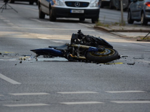 Motorkář spadl ve velké rychlosti ze svého stroje, i přes snahu záchranářů zraněním podlehl