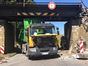 VIDEO: Kamion narazil do železničního mostu, posunul ho o téměř dva metry