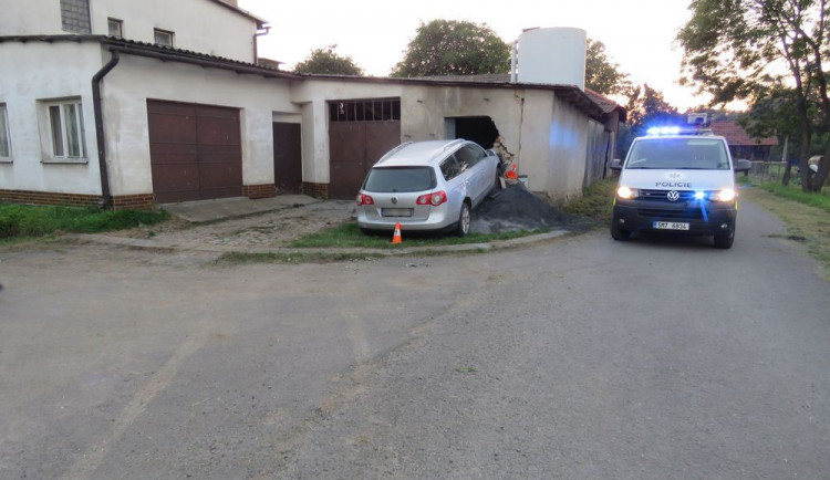 Řidič se se svým autem neudržel na silnici a skončil ve zdi garáže. Policie mu naměřila 4 promile