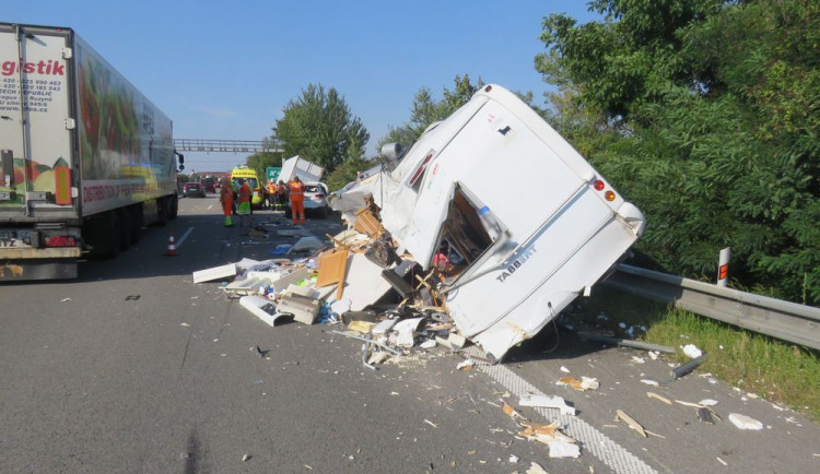 Řidiče nákladního auta oslnilo slunce, narazil do automobilu s přívěsem