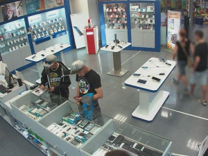 Zloději ukradli v prodejně obchodního domu mobil, zachytila je kamera. Nepoznáváte je?