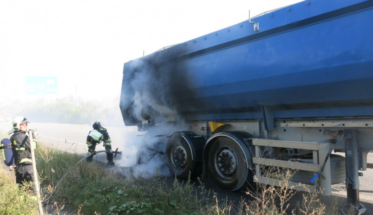 VIDEO: Hasiči vpodvečer likvidovali požár návěsu nákladního auta na obchvatu Olomouce