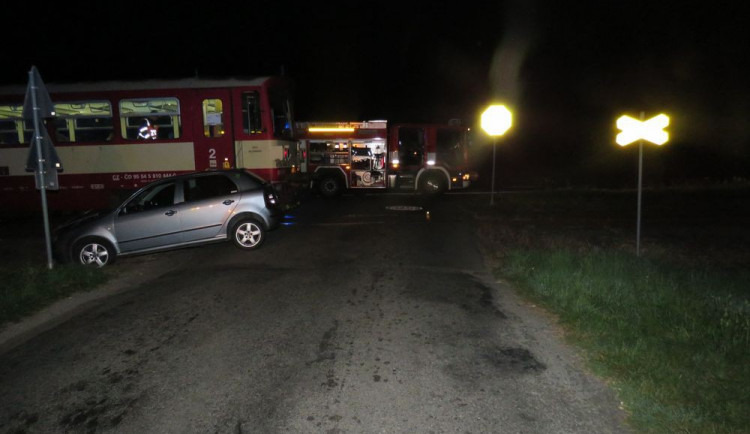 Osobní auto se na železničním přejezdu u Smržic střetlo s projízdějícím vlakem