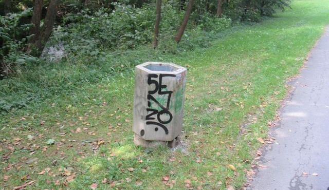 Neznámý pachatel si prosprejoval cestu obcí Hlubočky, hrozí mu až rok vězení