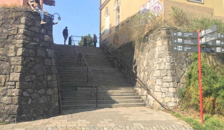 Schody u Michalského výpadu se opravují, celkové rekonstrukce se dočkají v příštím roce