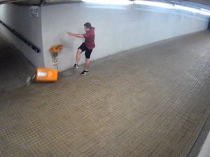 Dnes nad ránem rozkopal mladý muž popelnice v podchodu zastávek Fakultní nemocnice