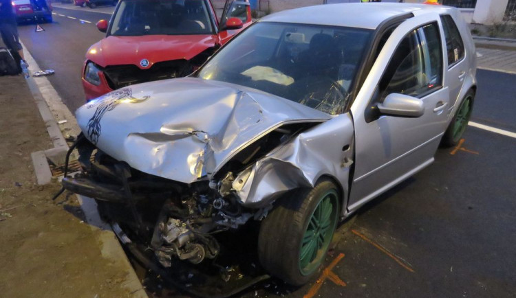 Nehoda dvou osobních aut si vyžádala lehké zranění