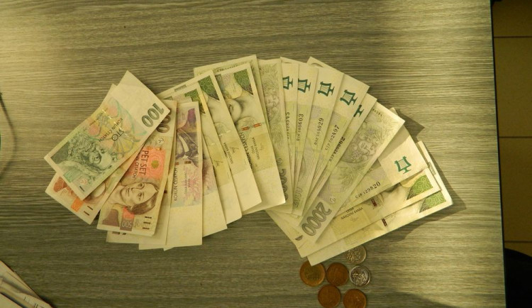 Žena našla v Prostějově naditou peněženku, bez váhání ji odevzdala na policii