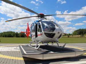 Převoz pacienta zkomplikoval náročný terén, spolupráce zdravotníků a hasičů mu zachránila život