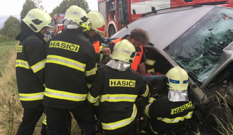 Muž narazil z neznámých důvodů do stromu na cestě z Chválkovic na Svatý Kopeček, nyní je v umělém spánku
