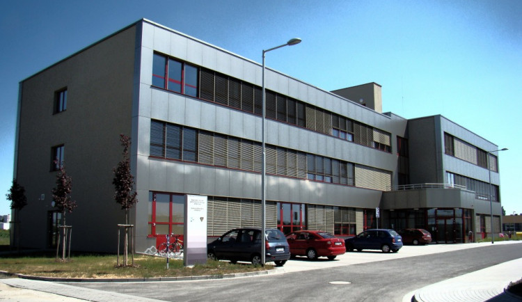 Vědci z Univerzity Palackého se podíleli na vyvinutí nejmenšího kovového magnetu na světě